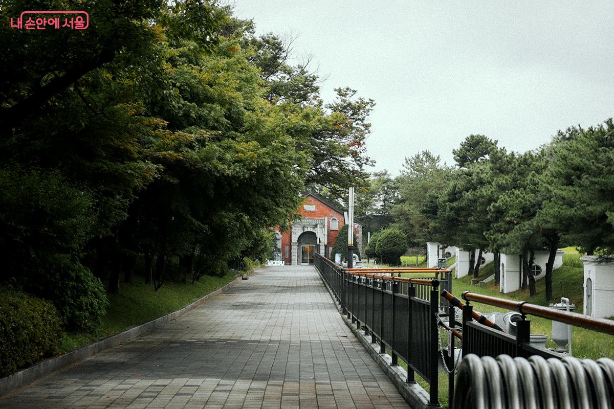서울숲역 3번 출구에서 한강 방면으로 걸어가면 수도박물관을 쉽게 찾아볼 수 있다. ©김아름