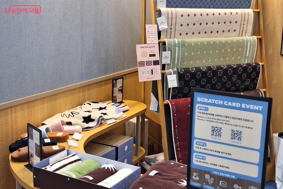 '노미아(nomia)'는 심플하고 실험적인 러그를 이용해 일상에서의 편안함과 만족감을 한층 높여준다. ©이혜숙