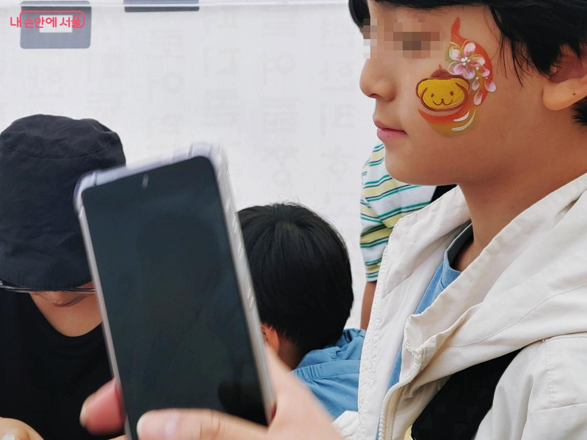 그림화장을 체험 중인 어린이 ©김병규