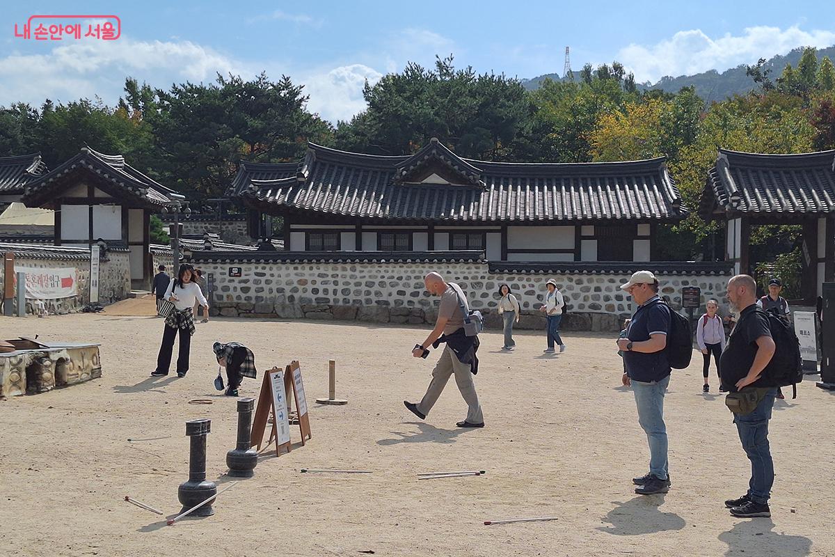 외국인 관광객과 유학생들이 투호놀이를 체험하며 한국의 전통문화를 직접 느끼고 있다. ©정향선