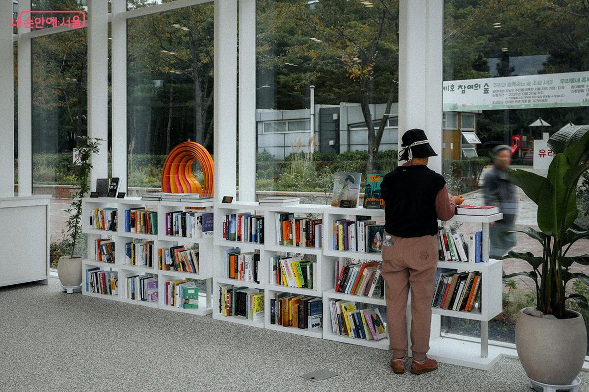 작은 서고가 마련돼 있어 독서를 즐기기에도 좋다. ©김아름