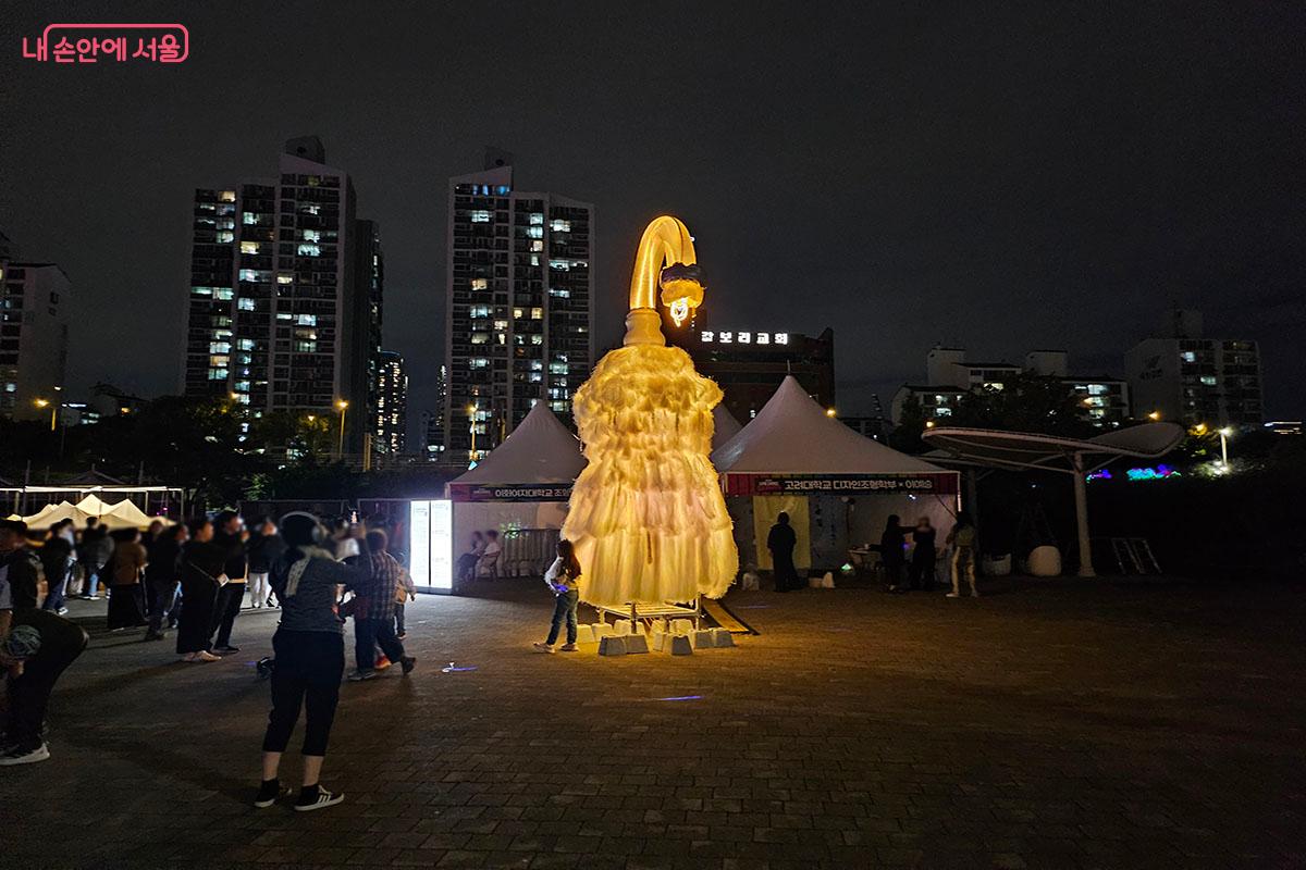 평안과 번영을 기원하는 장승, 사자놀이로 민속적 풍요를 기원하면서 현대적으로 해석한 고려대학교 빛조형 작품 ©이정민