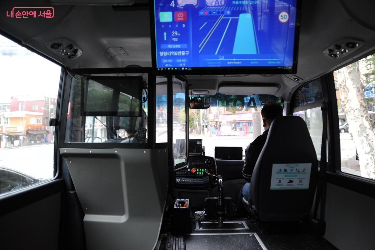 자율주행버스에는 안전 운행을 위해 시험운전자와 서비스 매니저가 탑승한다. ©조수봉