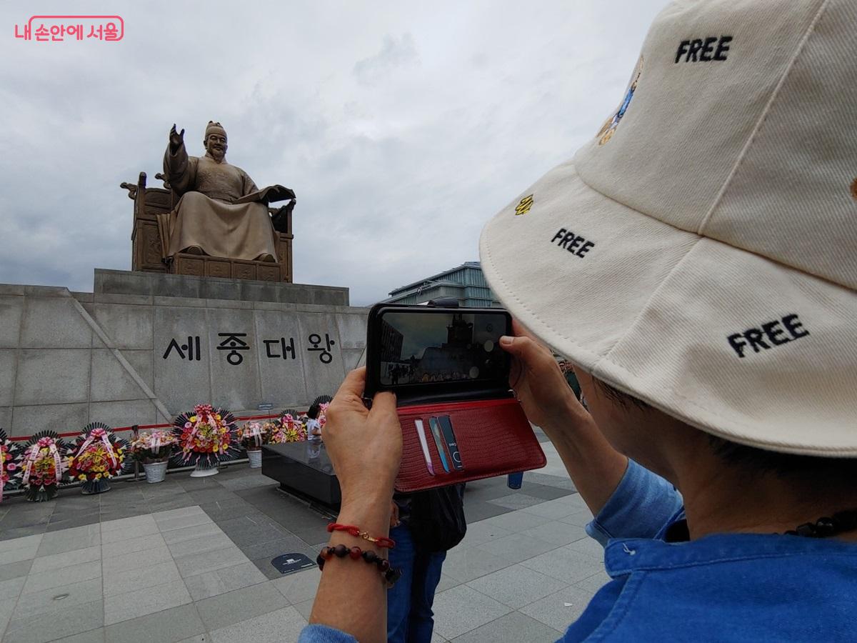 광화문광장에 위치한 세종대왕 동상 ©김병규
