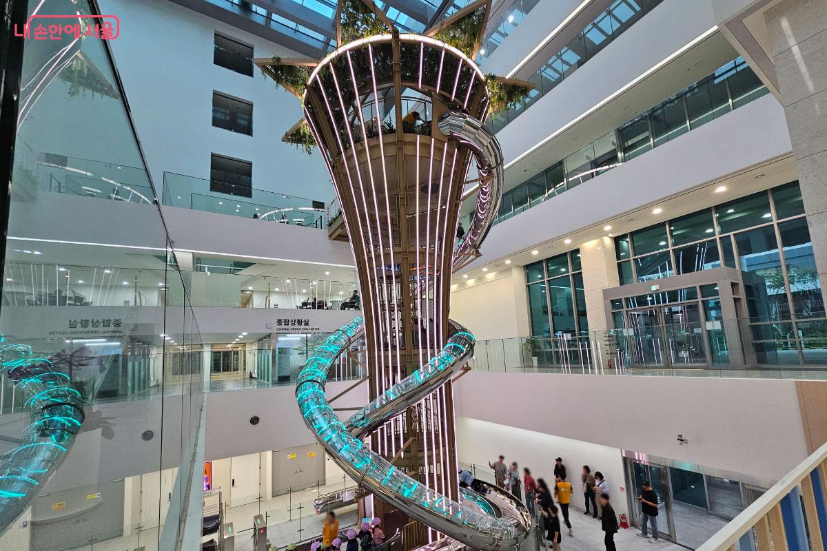 높이 15m의 초대형 슬라이드  'D-LIDE' 가 동작구 신청사 내부에 설치돼 있다.  ©홍혜수