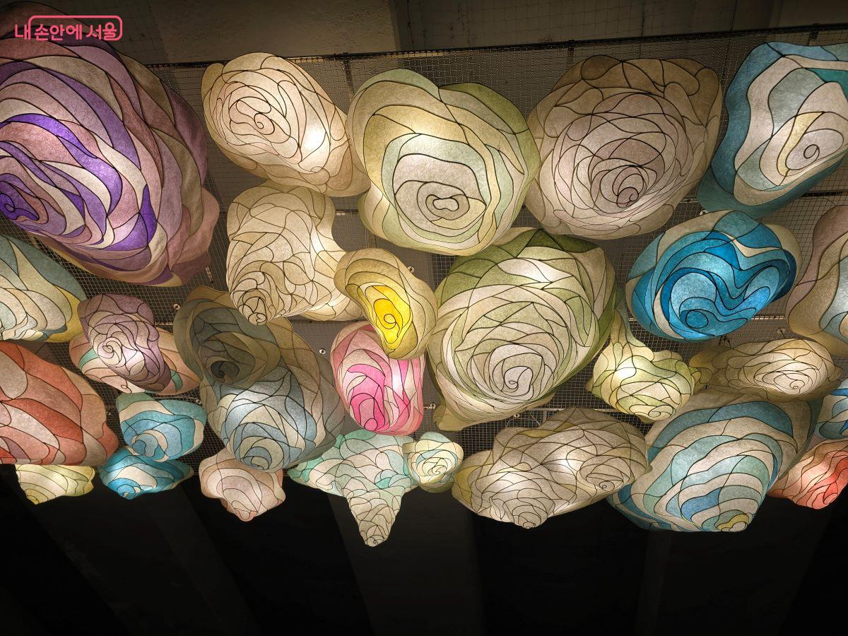 전스튜디오의 작품 <오름>은 한지와 빛으로 아름다운 제주 오름을 나타냄으로 당현천을 자연으로 인도한다. ©김한기