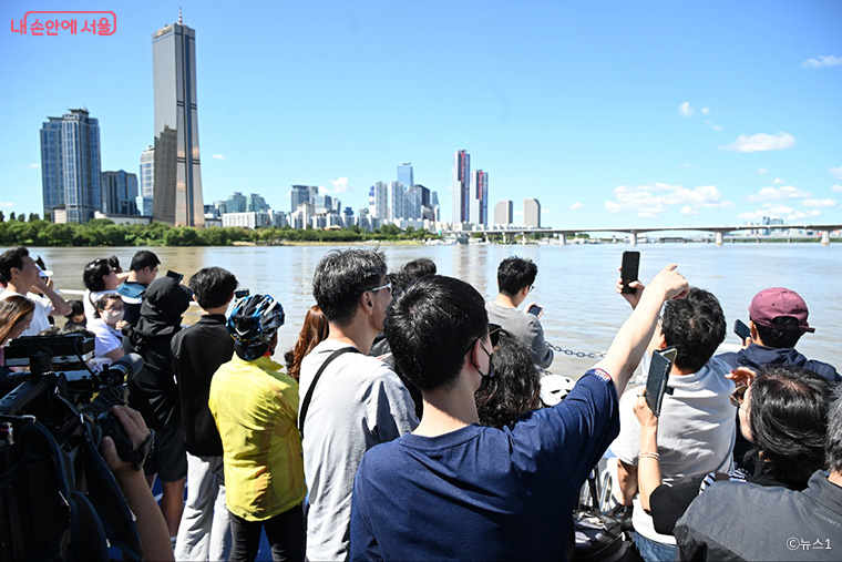 지난 9월, '한강버스'에 탑승한 시민들이 한강변 서울의 풍경을 바라보며 주말을 즐기고 있다.