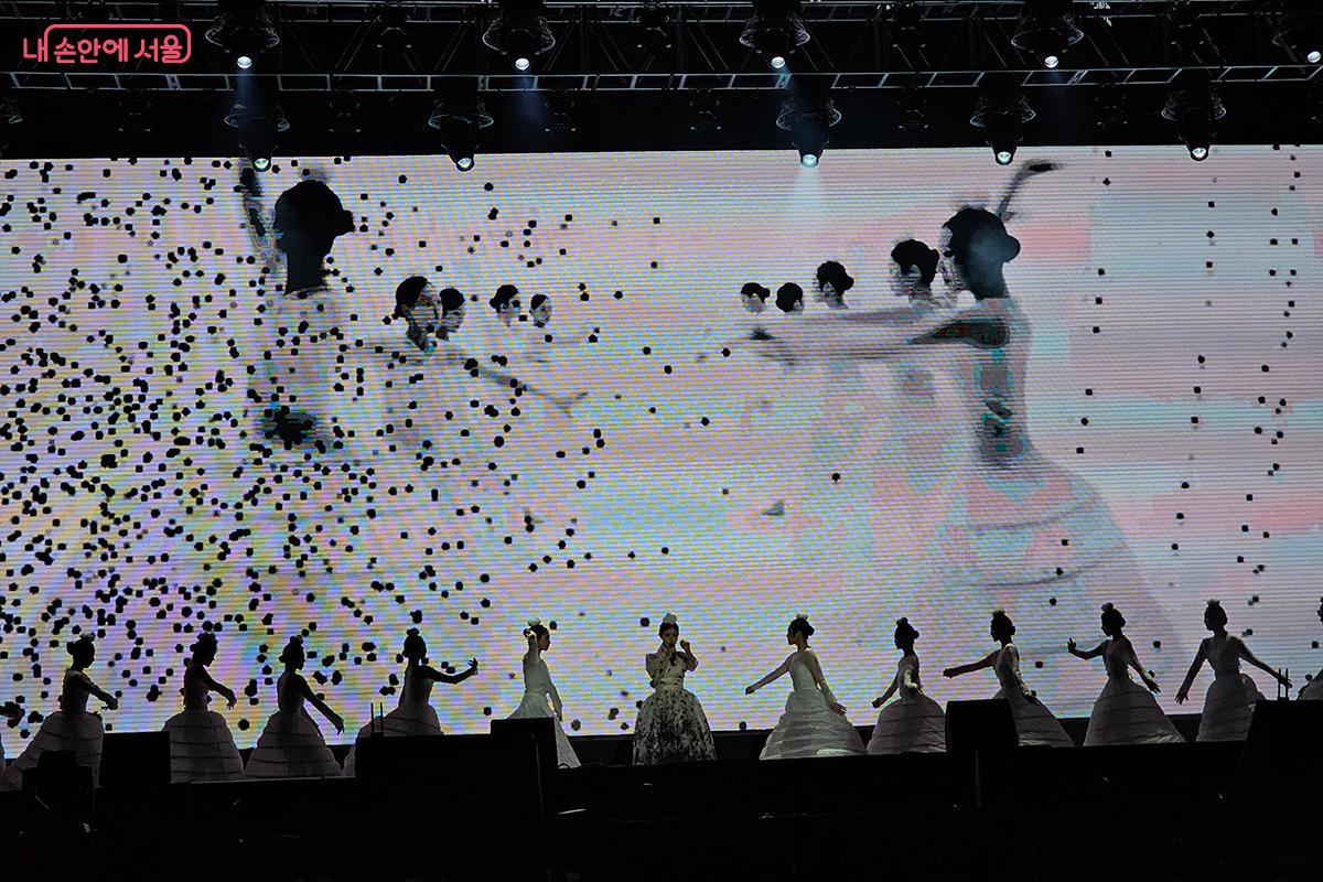 이루다 블랙토는 현대무용, 사물놀이, 미디어아트가 조화된 동시대 예술로, 전통과 현대, 도시의 역동적인 에너지를 담아 무용의 경계를 넓히는 선두주자다. ©이혜숙