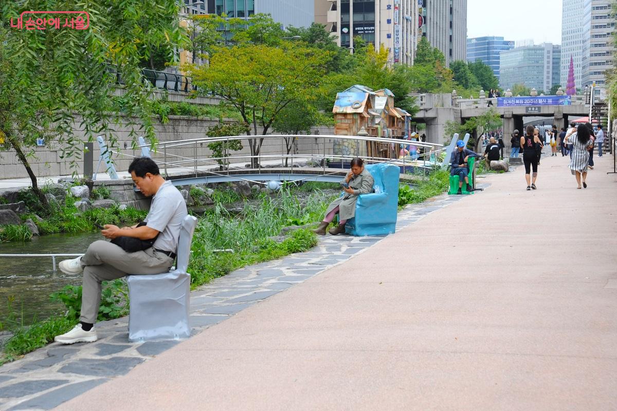 <기억의 자리>는 청계천 인근에서 수집한 중고 가구를 이용한 작품이다. ©조수봉