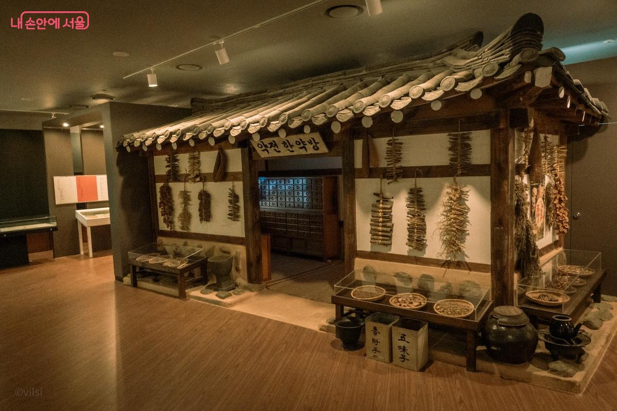 다양한 약재를 걸어두어 옛 한약방의 모습을 재현한 전시코너다. ©이진형