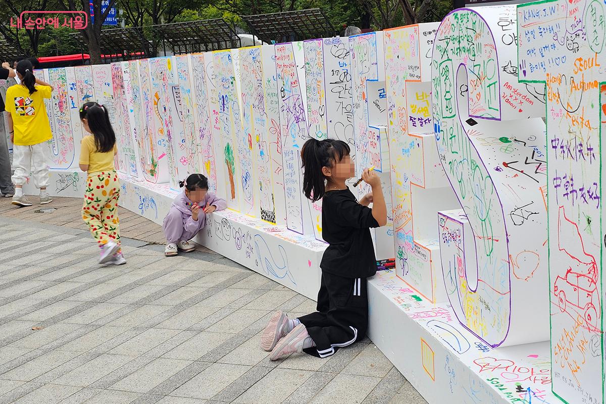 대형 조형물을 함께 꾸미는 프로그램 ‘우리가 그리는 그 가을’의 현장 ©이혜숙