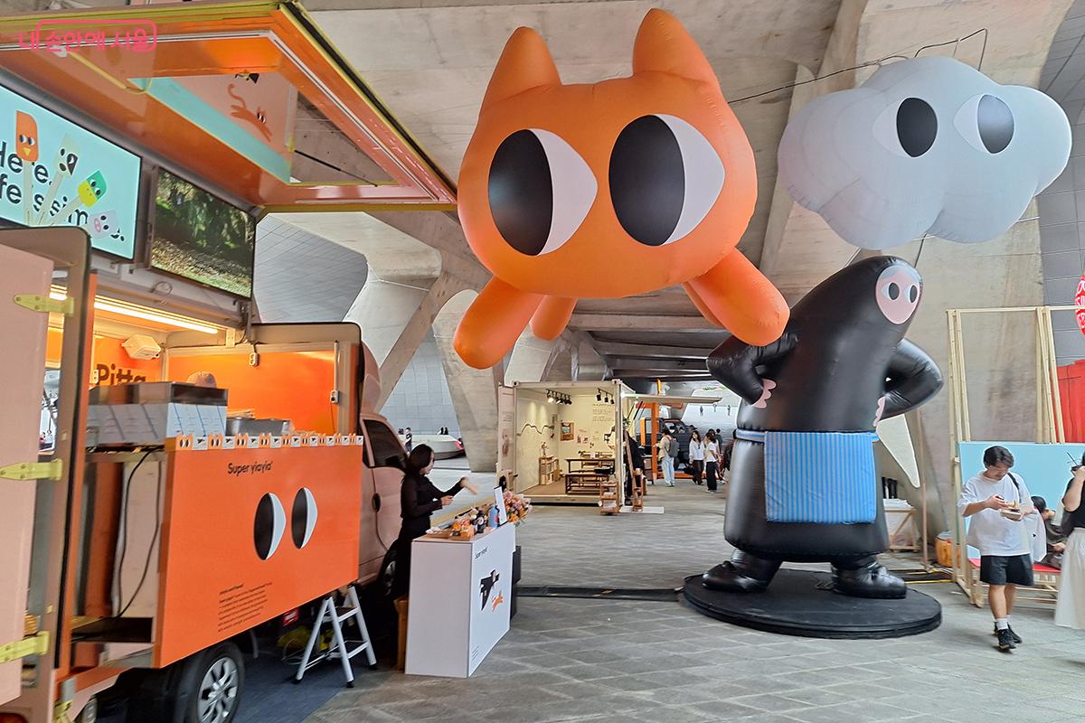 '이야이야 앤 프렌즈' 팝업스토어에서 그리스 크레타섬의 최고급 엑스트라 버진 올리브 오일로 만든 먹거리를 무료로 제공한다. ©이혜숙