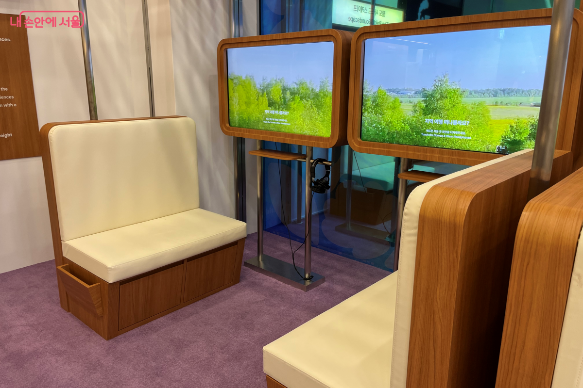 지역관광을 떠나는 듯 기차 좌석으로 구성된 '사운드 스케이프' ⓒ김연희