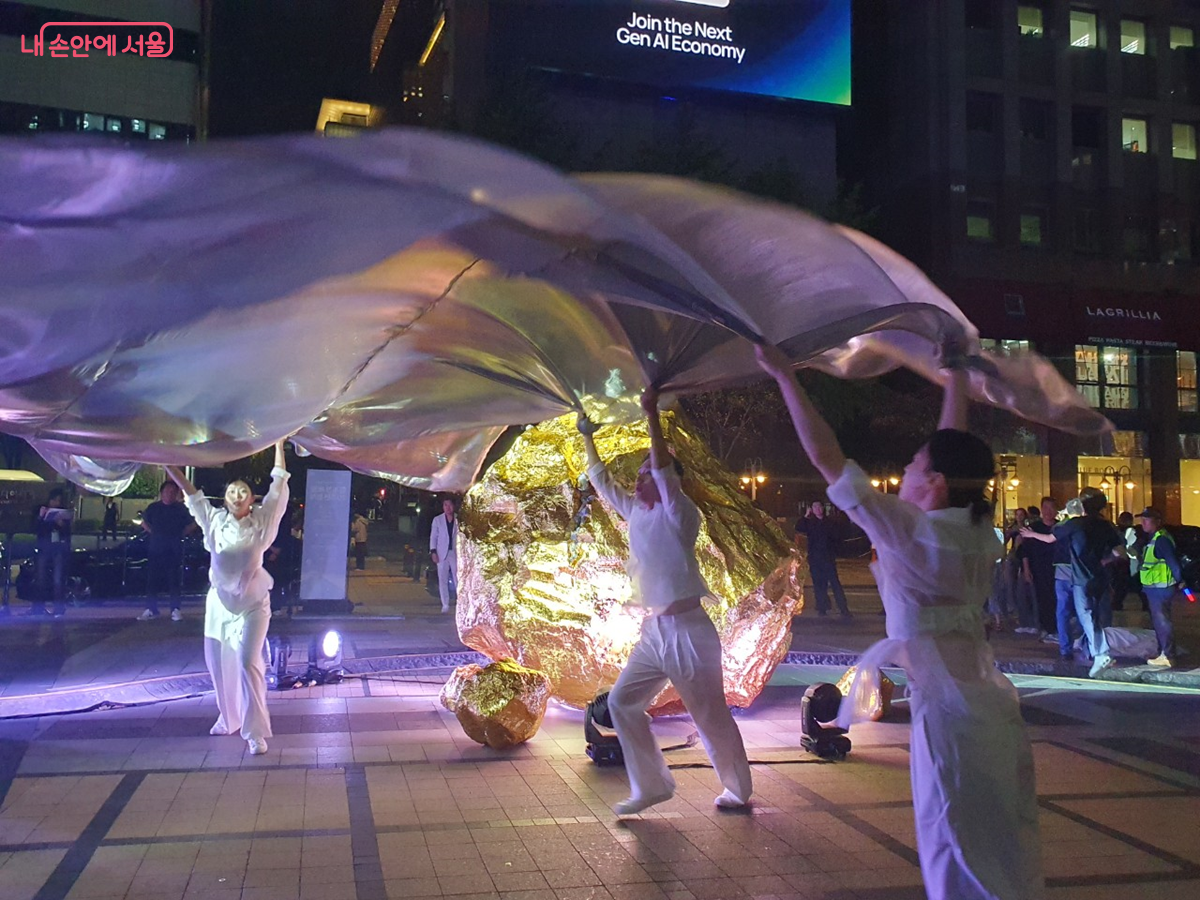 청계천 복원 20주년 행사에서 퍼포먼스와 함께 공개된 작품 <그곳에 있었다_청계천 2025> ©엄윤주