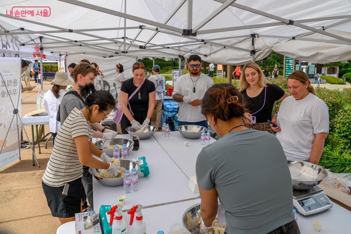 인기를 끈 외국인 막걸리 빚기 체험 ©박승식