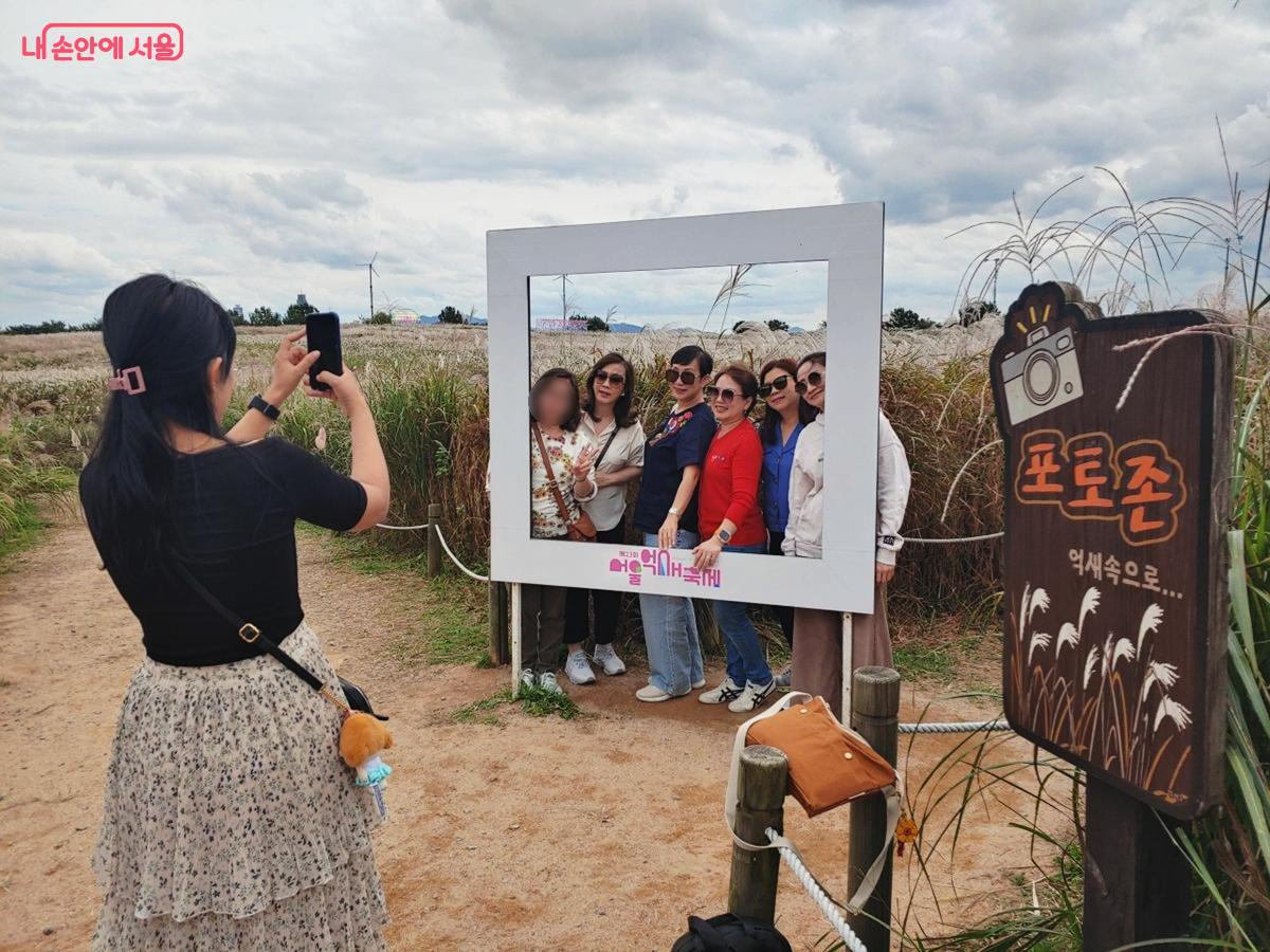억새축제 액자 프레임에서 인증샷을 담으며 즐거워 하는 관광객들 ©김병규