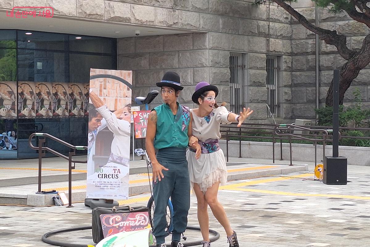 크리스티안, 클라우디아 부부로 구성된 이탈리아 거리공연예술단 ‘코메타 서커스’ ©정향선