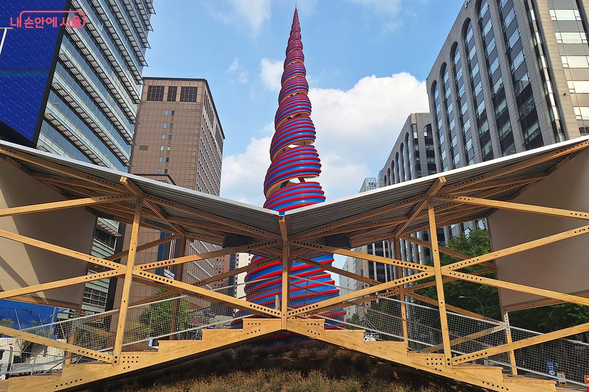 <커넥천 파빌리온>은 건축팀 오브라 아키텍츠(OBRA Architects)가 만든 웅장한 목조 작품이다. ©이혜숙