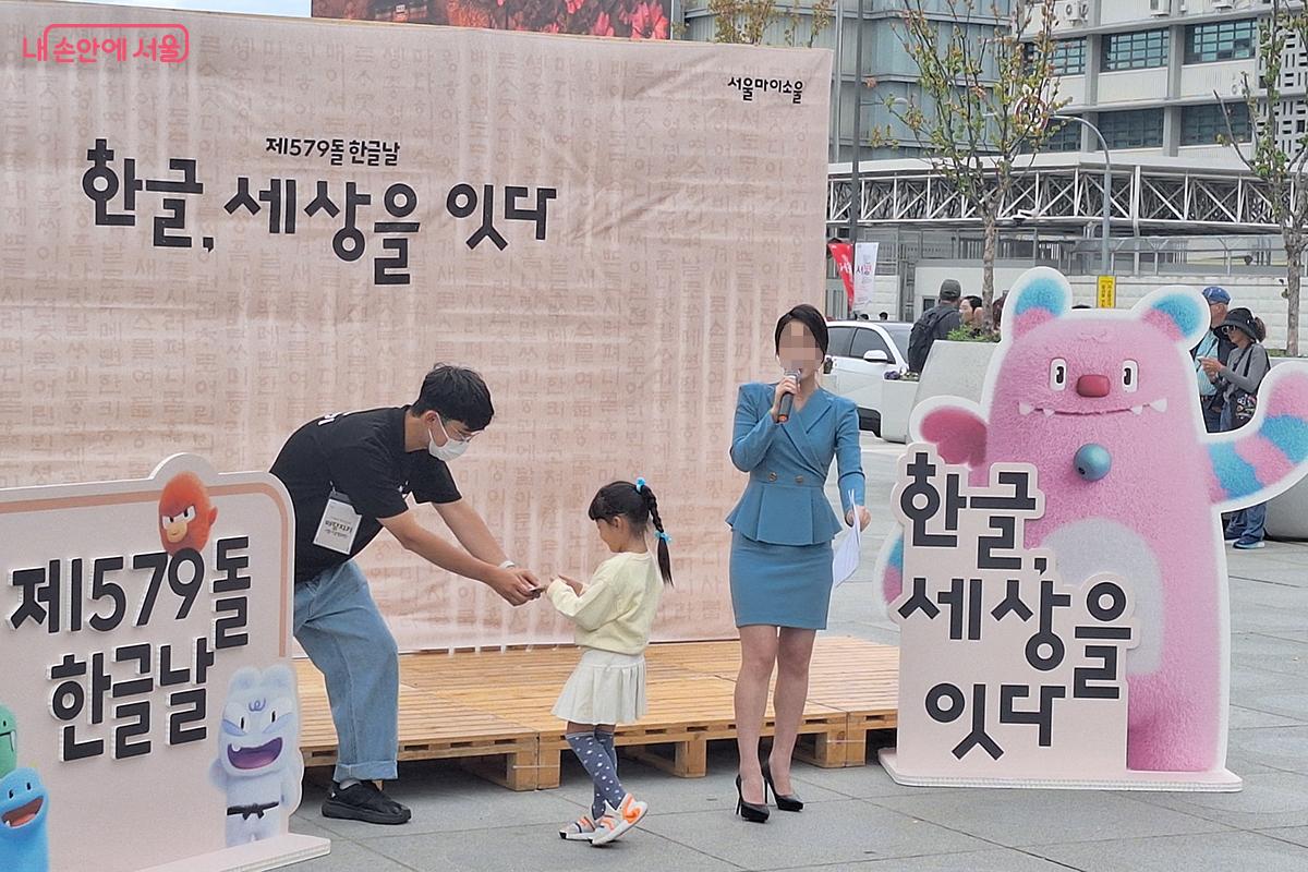 다양하고 흥미로운 문제들로 관객들의 큰 호응을 얻은 ‘우리말 문제 풀이’ 시간 ©백승훈