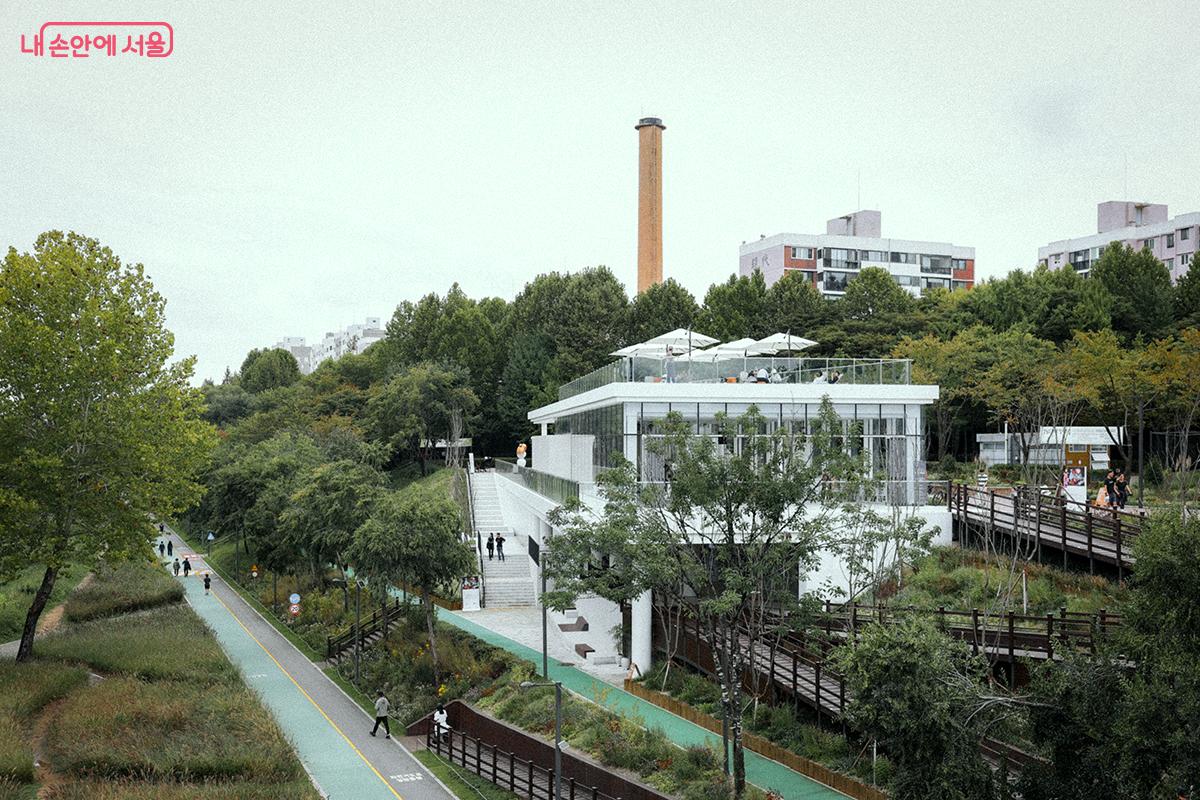 계단, 데크, 경사로 등 다양한 형태로 난 길을 통해 접근성이 뛰어나다. ©김아름