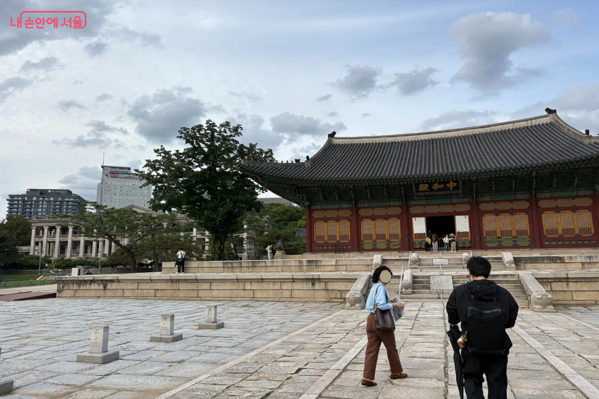 중화전을 향해 걸어가고 있는 해설사와 참여자의 모습 ©이혜린