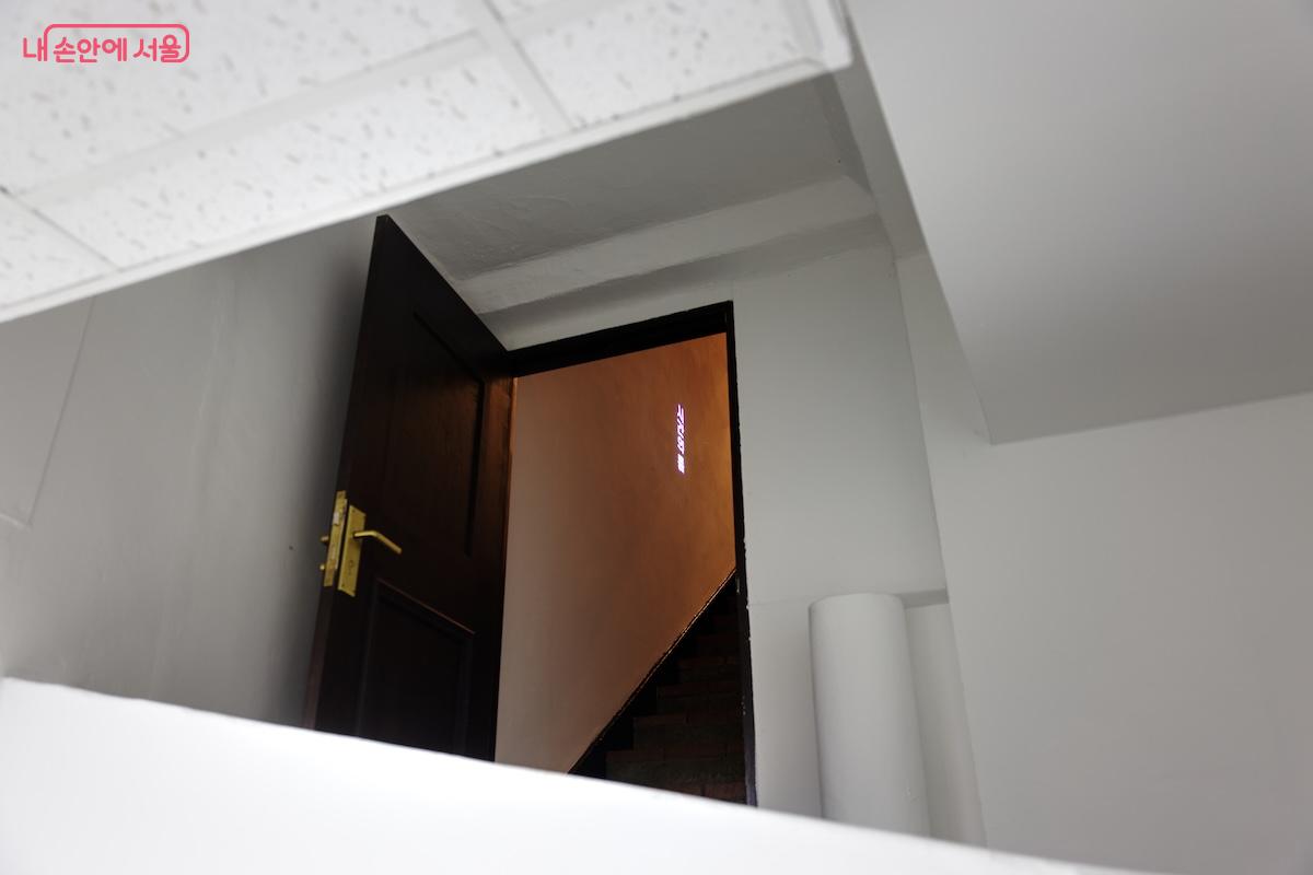 계단이 좁은 편이어서 천천히 안전하게 오르내려야 한다. ©임중빈