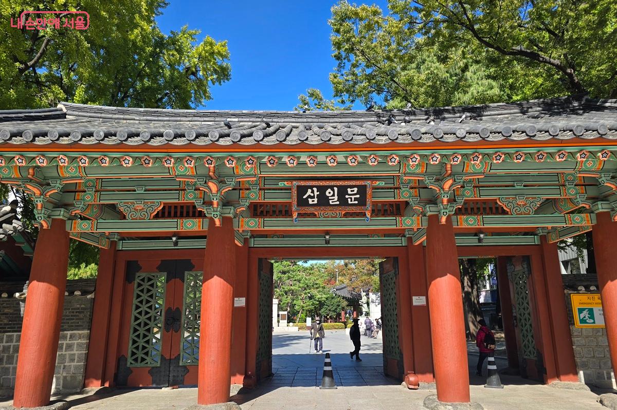 탑골공원 삼일문에서 시작된 ‘2025 서울문학기행’ ©조성희