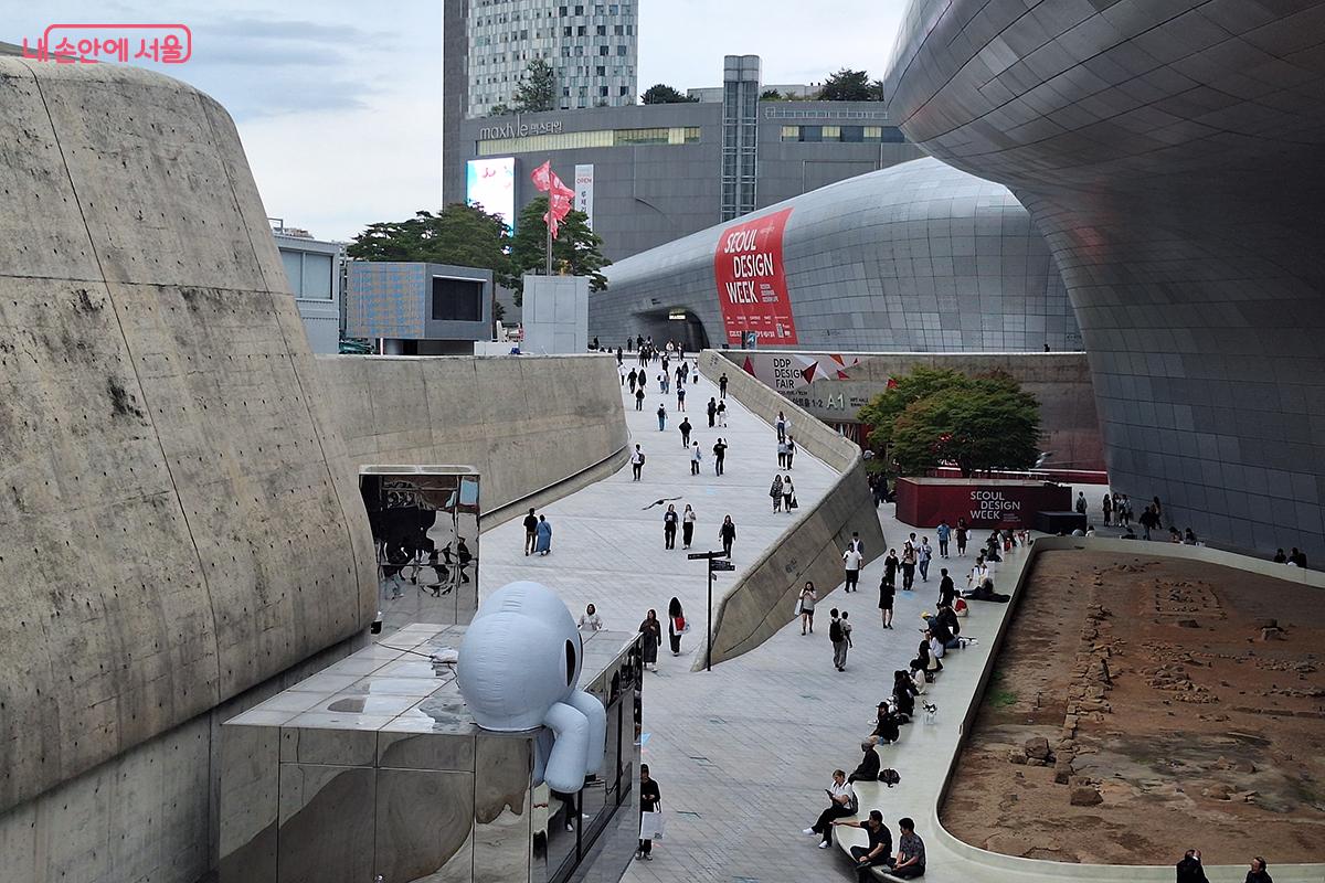 '서울디자인위크'를 경험하며 디자인은 도시를 꾸미는 기술이 아니라, 도시에 사는 우리 자신을 다시 디자인하는 힘이라는 것을 깨달았다.
