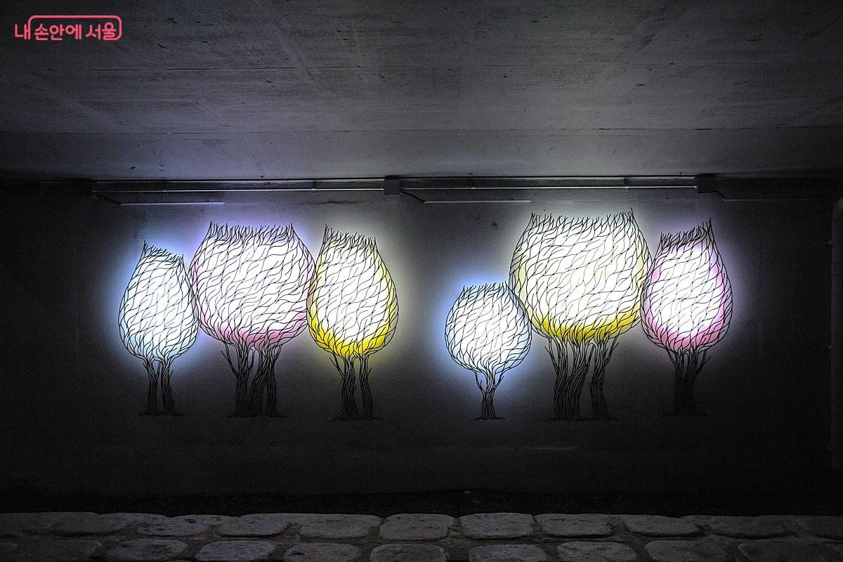 염광교 하부 교각에 비친 이기범 작가의 ‘산책 드로잉’ ©조수봉