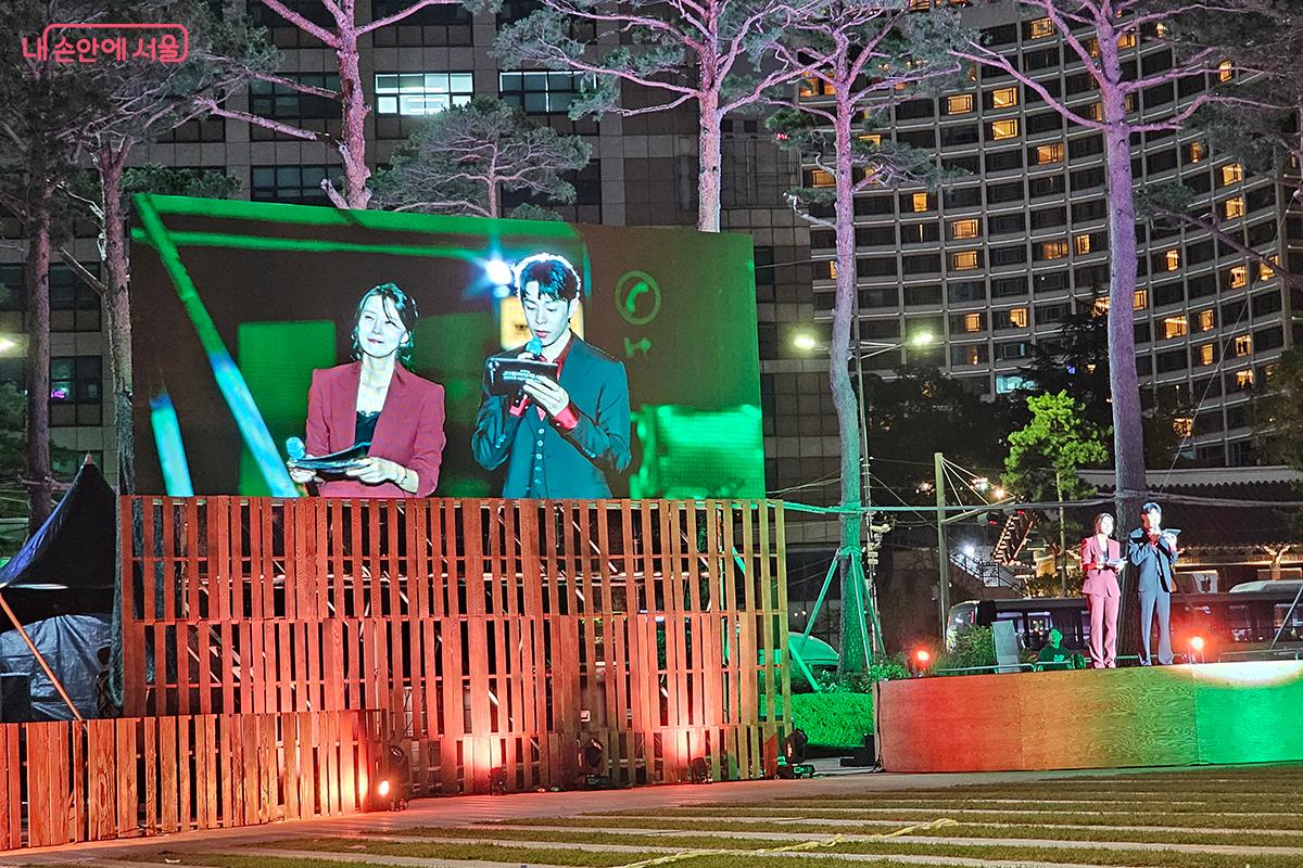 무대 위 사회자들의 밝은 목소리가 서울광장 전체를 물들였다. ©이혜숙