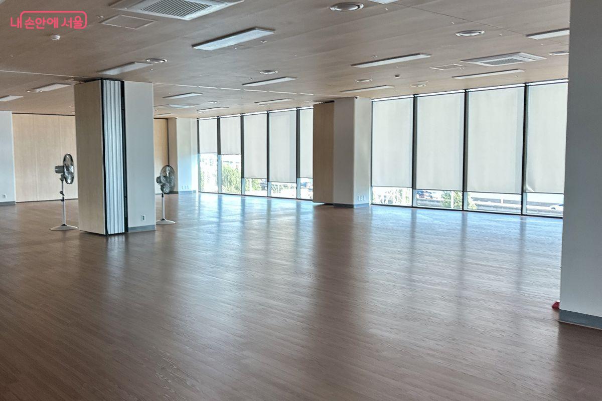 통유리 너머로 한강뷰를 바라볼 수 있다. ©김재형