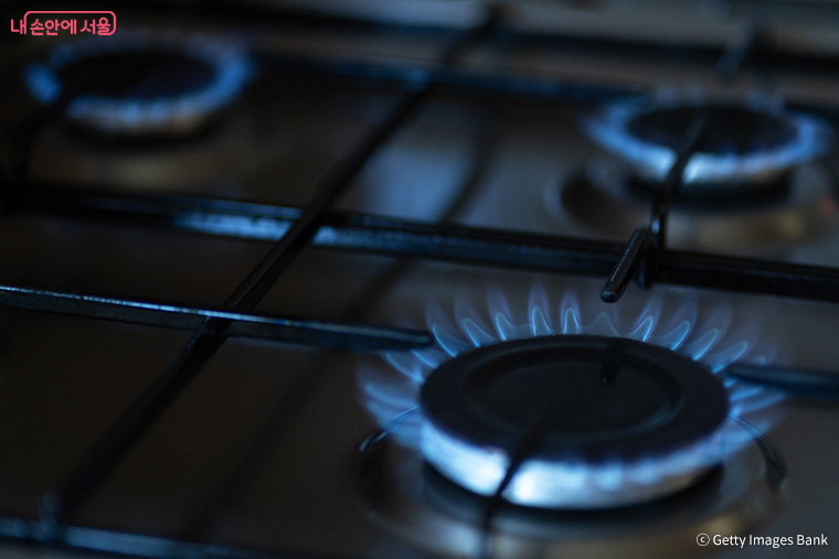메탄가스는 가스레인지 등에 사용하는 도시가스의 주성분이다.