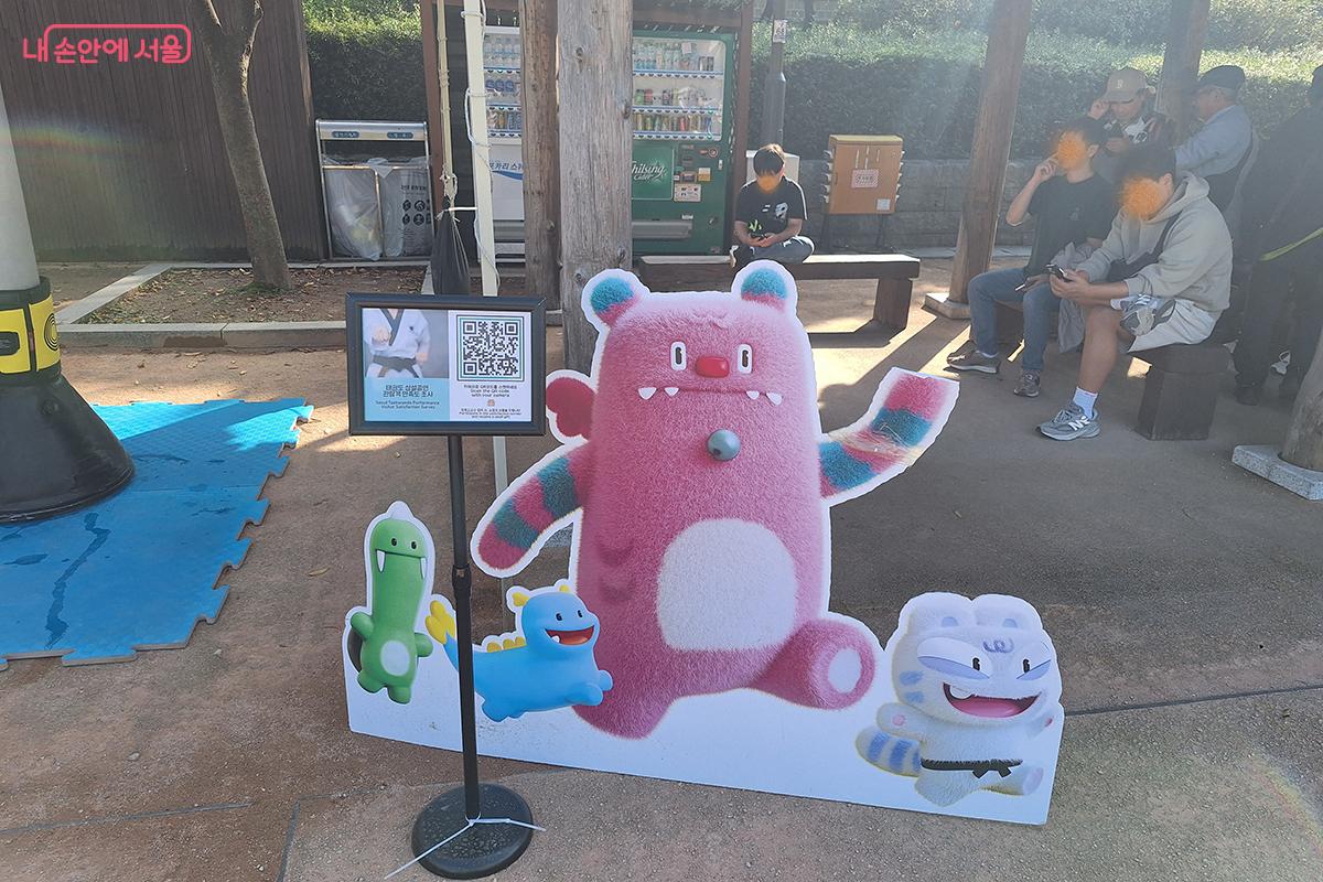 활기찬 전통 무대 한구석에서 귀여운 캐릭터들이 손을 흔들며 방문객들을 반긴다. ©정향선