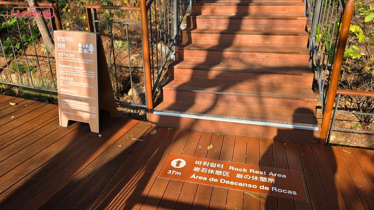 곳곳에 설치된 주요 포인트 안내판과 바닥 이정표 모습 ©최용수