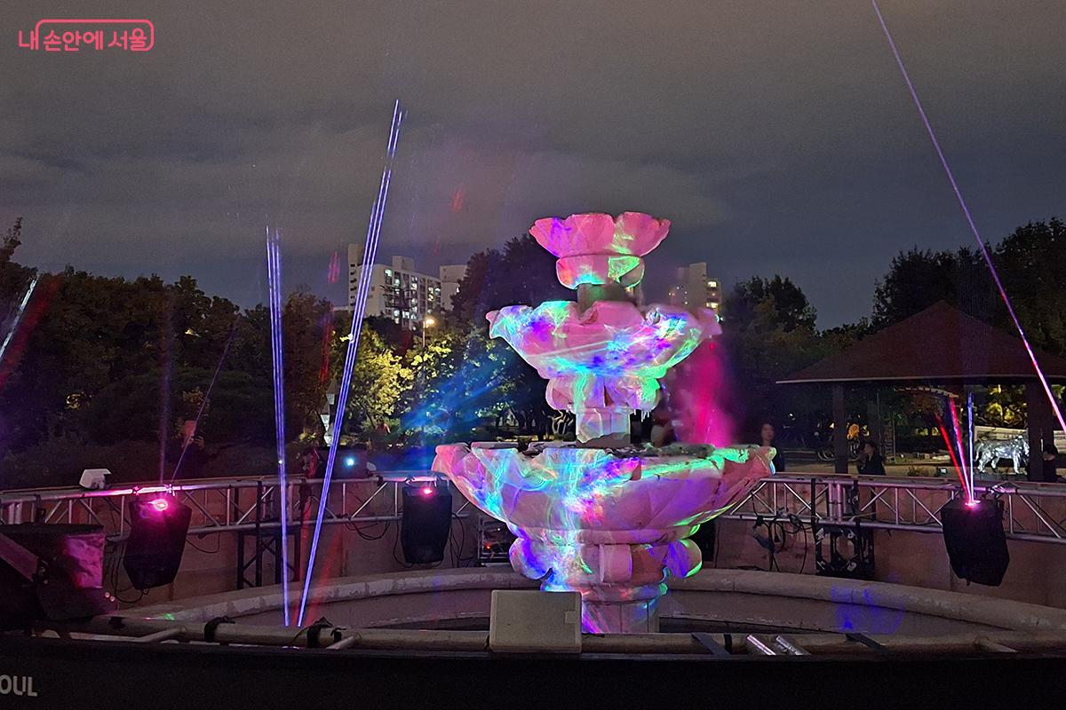 <루미나 로즈>는 장미원의 꽃과 정원을 레이저로 형상화한 참신함이 돋보인다.