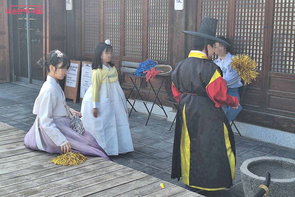 제기는 놀이를 통해 순발력과 집중력을 기를 수 있다. ©정향선