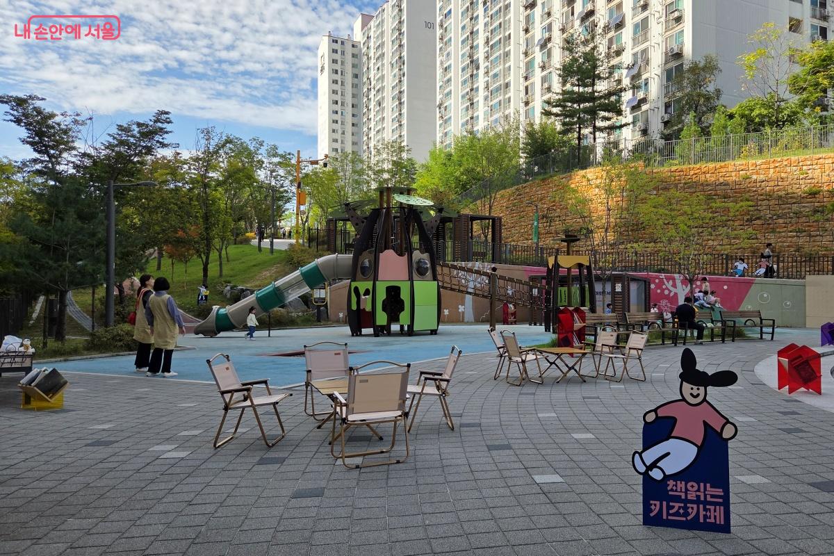 공원 놀이터는 책읽는 키즈카페로 운영된다. ©김미선