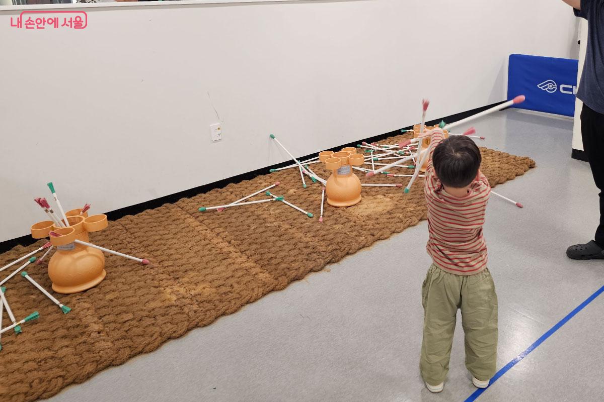 투호를 하고 있는 아이 ©홍혜수