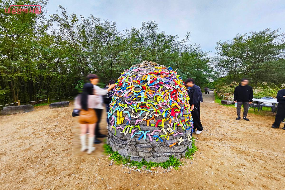 소망을 적어 줄에 매듭으로 묶어두는 '소원바위' ©이정민