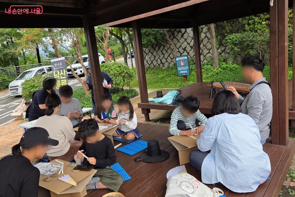 프로그램 참여자들은 가야금 연주 감상 후 체험을 진행했다. ©김미선