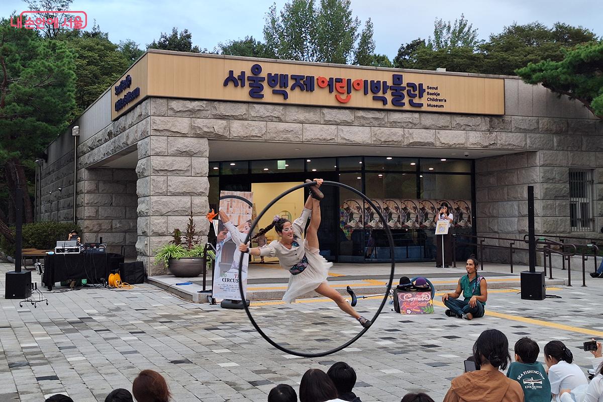 ‘코메타 서커스’의 시그니처인 클라우디아의 시르 휠 공연 ©정향선