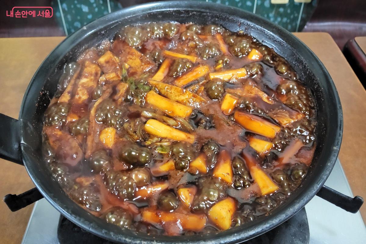달콤하고 진한 양념의 떡볶이, 추억 속 그 맛 그대로를 맛볼 수 있다. ©권수진