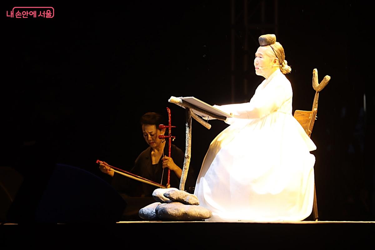 무대 위 배우 박정자의 낭독 <영영이별 영이별>은 해금 선율과 어우러져 뭉클한 감동을 안겨 주었다. ©정향선