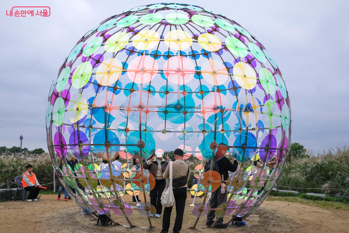 정지연 작가의 작품 <생명의 빛> 안에서 사진을 찍는 방문객들의 모습 ©박우영