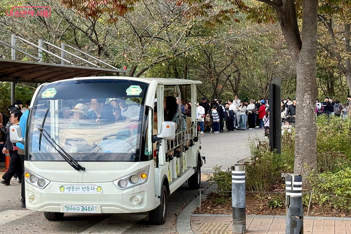 하늘공원까지 운행하는 맹꽁이 전기차. 편리한만큼 탑승 대기 줄도 길었다. ©김미정