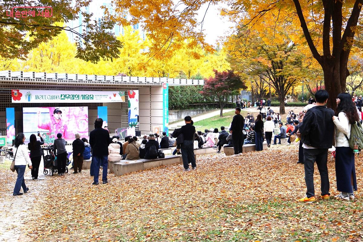 서울숲 야외무대에서  재즈, 마술&버블쇼, 어쿠스틱, 아카펠라 등 다채로운 장르의 공연 진행됐다. ©이봉덕 