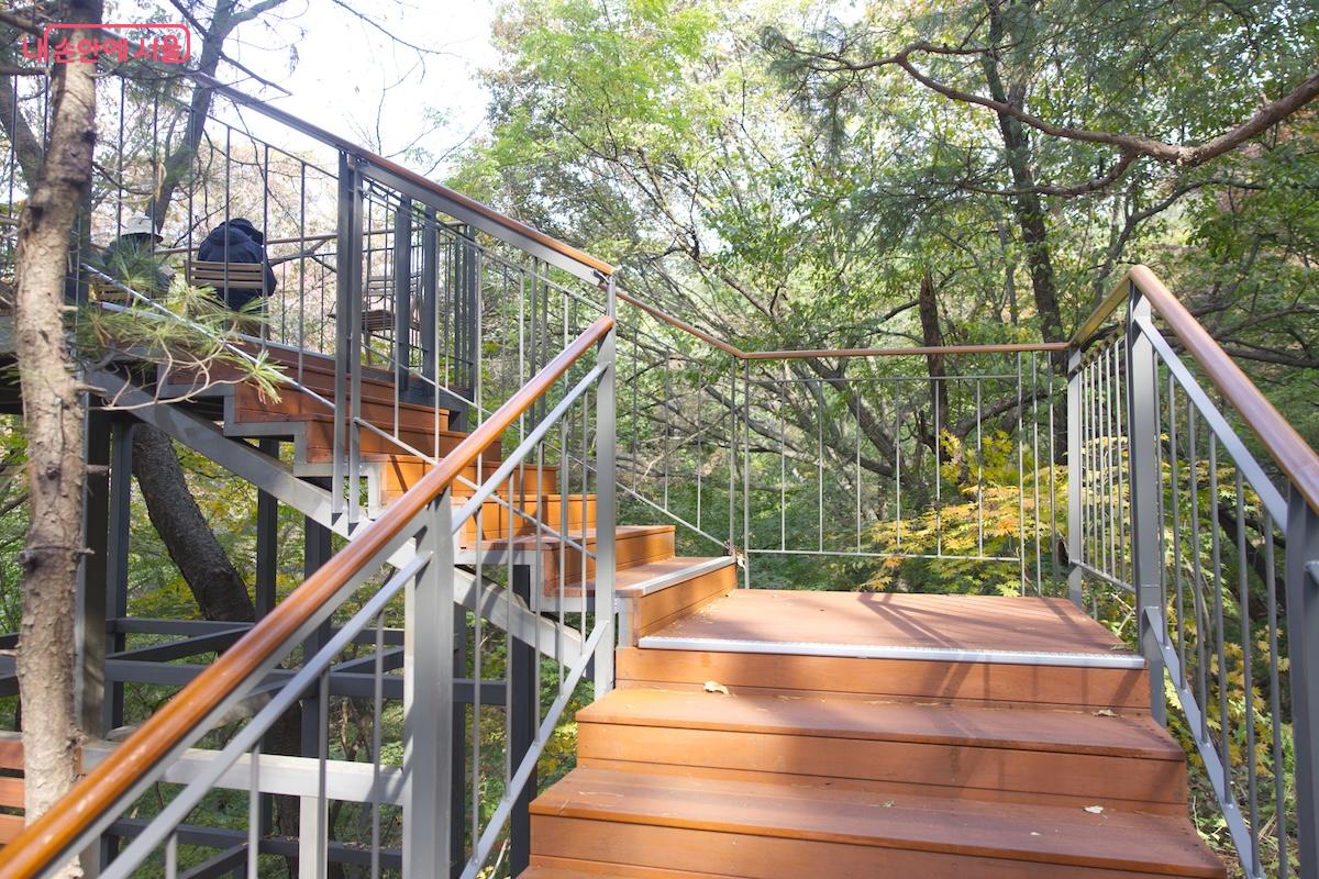 중간중간 쉼터와 전망 데크 등으로 올라가는 별도의 계단들이 있다. &copy;임중빈