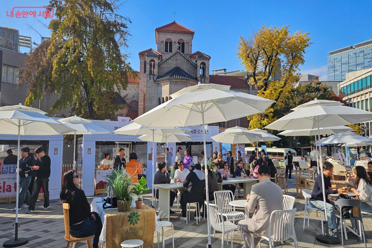 성공회성당 은행나무가 더 멋진 배경이 되어주는 ‘로컬로 카페트립’ ©이선미