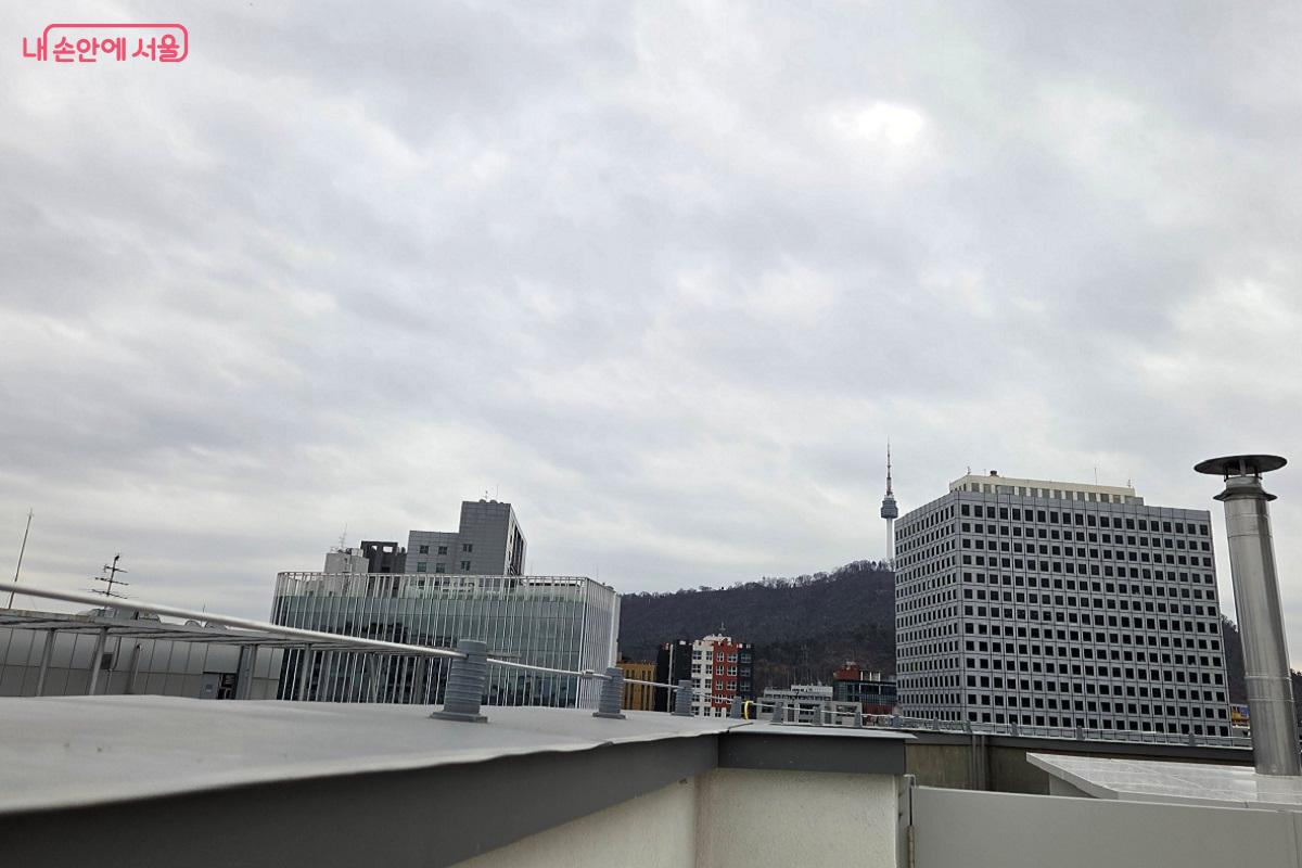 충무로 빌딩 숲과 남산의 N서울타워가 바라다보인다. ©이상돈