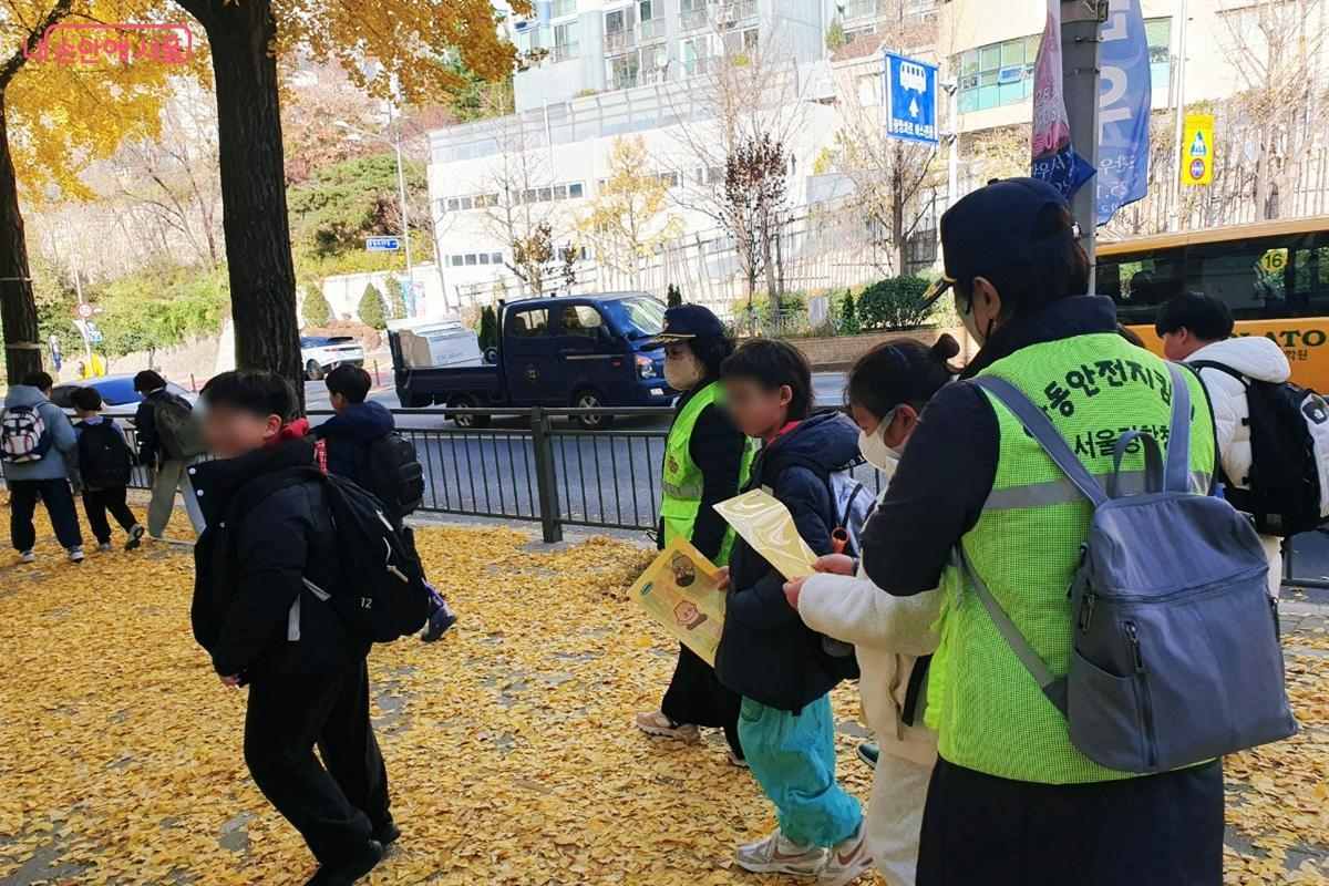 서대문구 초등학교 하굣길에 활동 중인 아동안전지킴이 &copy;엄윤주